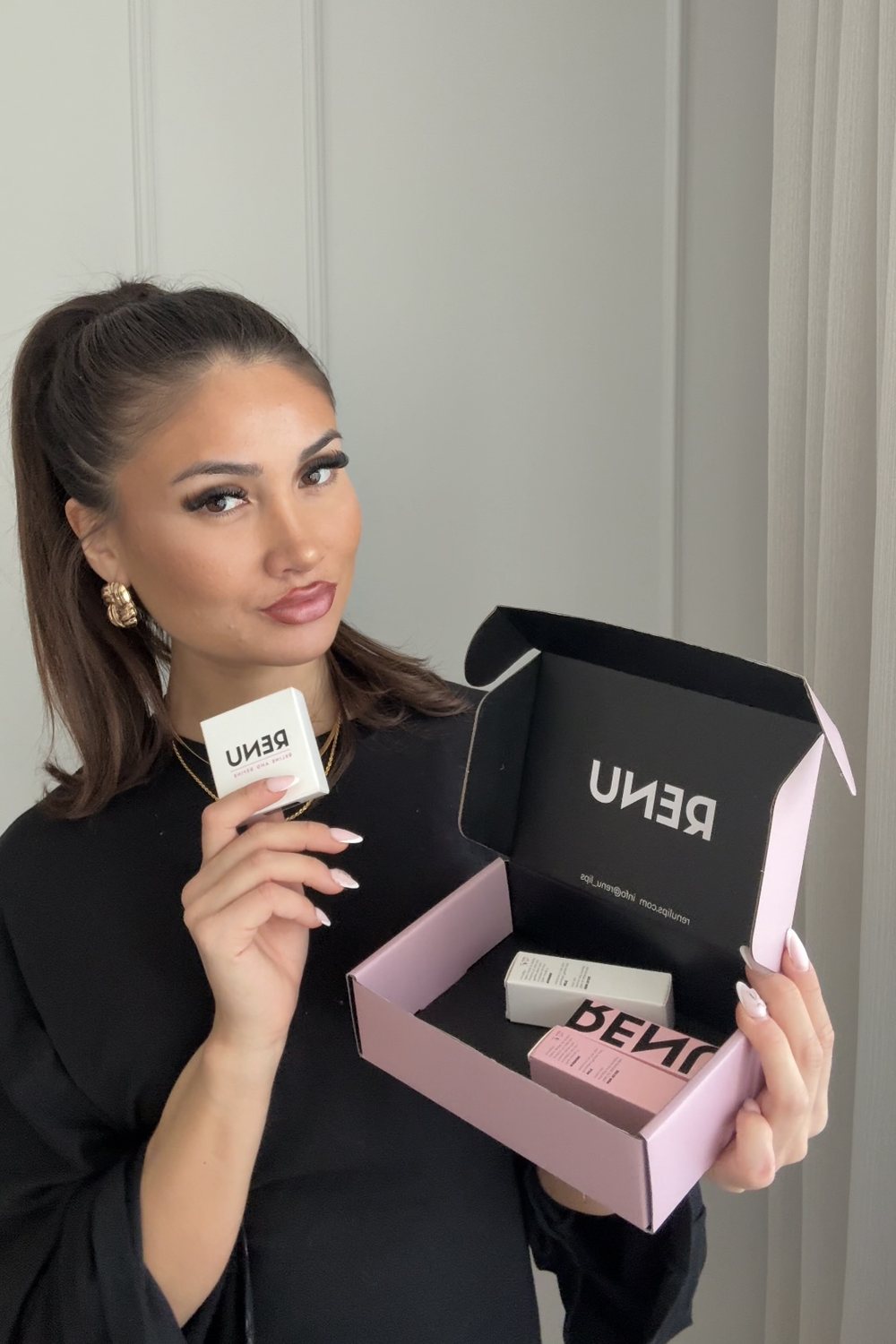 Nicolina Frisk creating beauty product content
